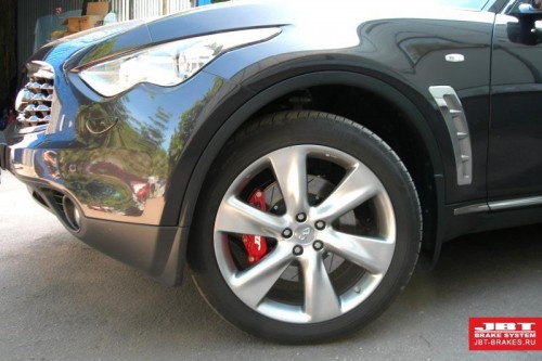 Infiniti FX 35 красные суппорта