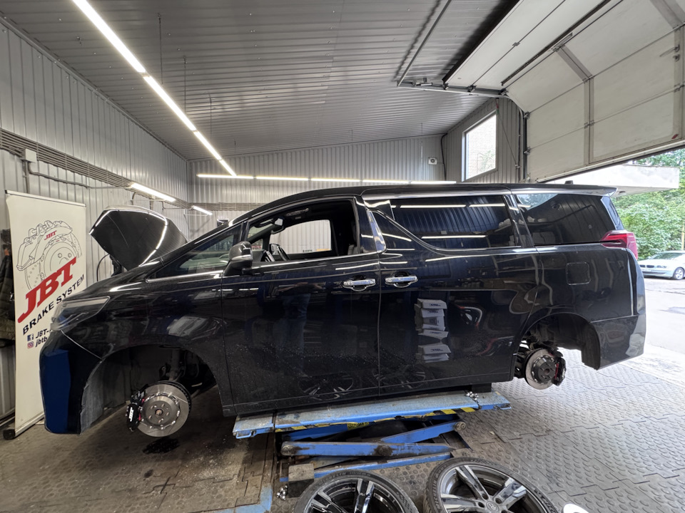 Комплексный тюнинг тормозов минивэна Toyota Alphard III рестайлинг: своевременный и эффективный.