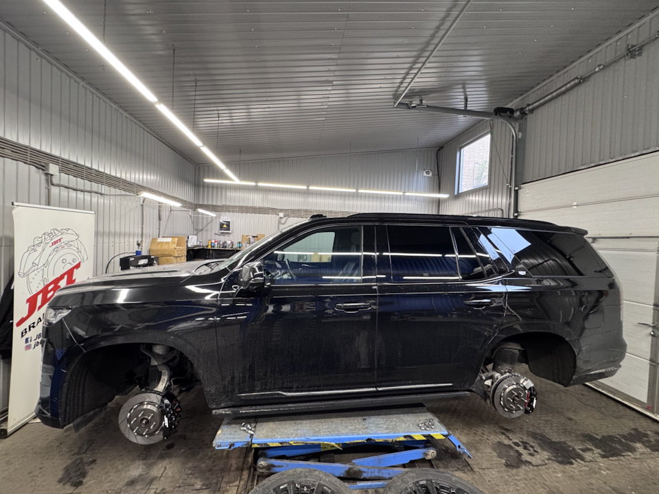 Статусный полноразмерный внедорожник Cadillac Escalade V с надежными тормозами JBT: обезопасить себя и свой автомобиль.