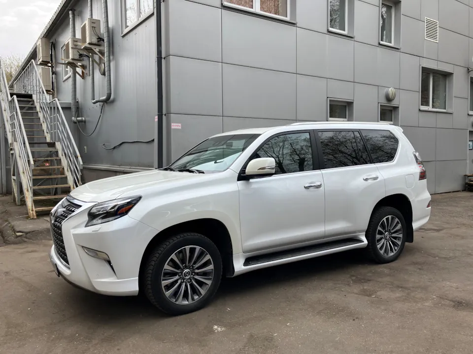 Среднеразмерный внедорожник Lexus GX460 II рестайлинг 2 с передними тормозами JBT, или, продукция, переходящая из поколения в поколение.